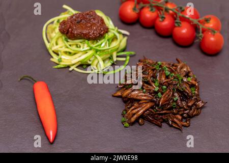 Spaghetti de courgettes avec tomates déshydratées et séchées Banque D'Images