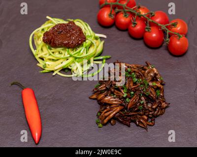 Spaghetti de courgettes avec tomates déshydratées et séchées Banque D'Images