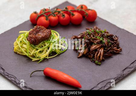 Spaghetti de courgettes avec tomates déshydratées et séchées Banque D'Images