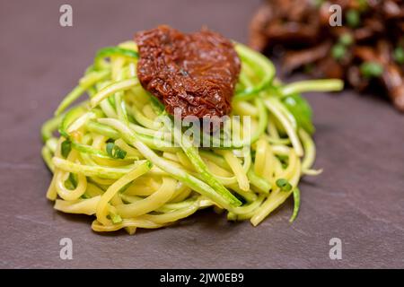 Spaghetti de courgettes avec tomates déshydratées et séchées Banque D'Images