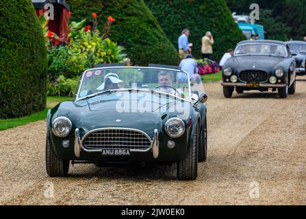 Voitures arrivant au Concours d'élégance 2022 qui se tient au Palais de Hampton court Banque D'Images