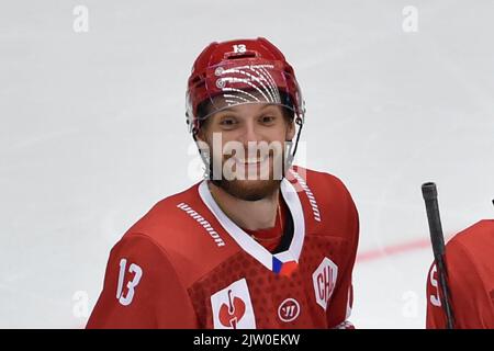 Trinec, République tchèque. 02nd septembre 2022. Jan Zahradnicek (Trinec) sourit après 4th buts lors de la Ligue des champions de hockey, Groupe H, match HC Ocelari Trinec contre Belfast Giants, on 2 septembre 2022, à Trinec, République Tchèque. Vozenilek a marqué le crédit: Jaroslav Ozana/CTK photo/Alay Live News Banque D'Images