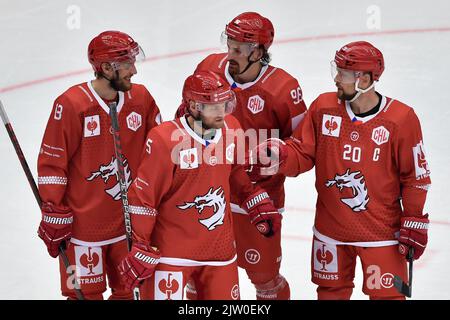 Trinec, République tchèque. 02nd septembre 2022. Le G-R Jan Zahradnicek, Jakub Jerabek, Daniel Vozenilek et Petr Vrana (tous Trinec) célèbrent le but 4th lors de la Ligue de hockey des champions, Groupe H, match HC Ocelari Trinec contre Belfast Giants, on 2 septembre 2022, à Trinec, République tchèque. Vozenilek a marqué le crédit: Jaroslav Ozana/CTK photo/Alay Live News Banque D'Images