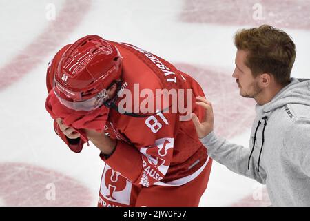 Trinec, République tchèque. 02nd septembre 2022. Alan Lyszczarczyk (Trinec) blessé est vu pendant la Ligue de hockey des champions, Groupe H, match HC Ocelari Trinec contre Belfast Giants, on 2 septembre 2022, à Trinec, République Tchèque. Vozenilek a marqué le crédit: Jaroslav Ozana/CTK photo/Alay Live News Banque D'Images