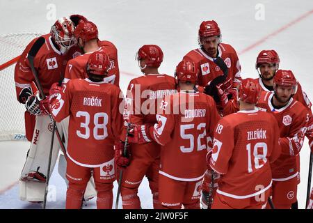 Trinec, République tchèque. 02nd septembre 2022. Les joueurs de Trinec célèbrent la victoire après la Ligue des champions de hockey, Groupe H, match HC Ocelari Trinec contre Belfast Giants, sur 2 septembre 2022, à Trinec, République Tchèque. Vozenilek a marqué le crédit: Jaroslav Ozana/CTK photo/Alay Live News Banque D'Images