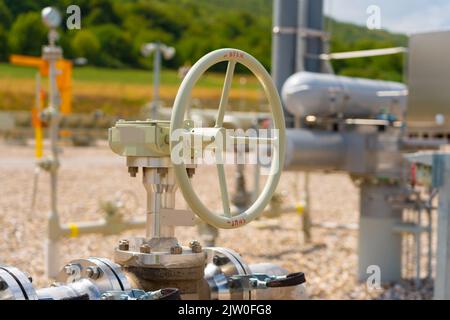 Robinet manuel sur un pipeline de gaz contre le fond d'autres équipements de gaz Banque D'Images