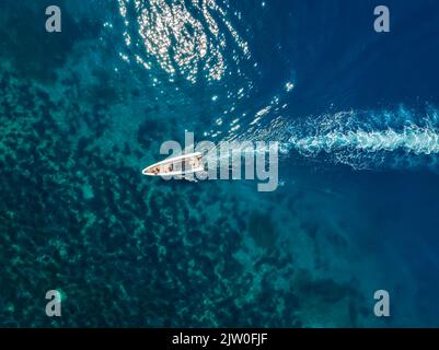 Vue aérienne en haut d'un bateau à moteur côtelé Banque D'Images