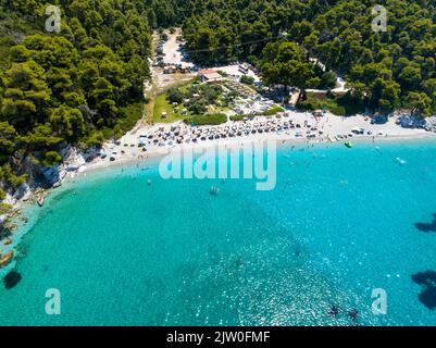 Vue aérienne sur la célèbre plage de Kastani sur l'île de Skopelos Banque D'Images