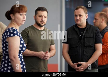 Irpin, Ukraine. 01st septembre 2022. Le président ukrainien Volodymyr Zelenskyy, au centre, aux côtés du ministre de l'éducation, Serhiy Shkarlet, à droite, se rend à l'école élémentaire A. S. Makarenko, à 1 septembre 2022, à Irpin, en Ukraine. L'école a été reconstruite avec l'aide de l'UNICEF après avoir été détruite lors d'attaques russes en mars dernier. Credit: Sarsenov Daniiar/Présidence ukrainienne/Alamy Live News Banque D'Images