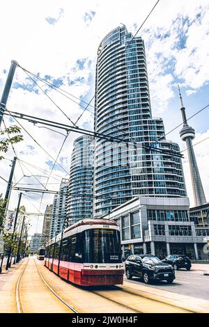 Toronto Transit tramway rouge, à l'arrière-plan, il est possible de voir la Tour CN. Banque D'Images