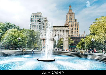 Vue sur Washington Square Arch et le bâtiment One Fifth Avenue Apartment depuis l'intérieur du Washington Square Park, Manhattan, New York. Banque D'Images