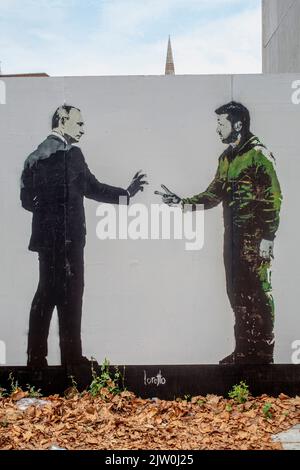 Graffiti dépeint Vladimir Poutine et Volodymyr Zelensky qui sont actuellement en guerre après l'invasion de l'Ukraine par la Russie . Banque D'Images