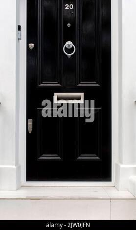 Porte avant noire - entrée du bâtiment Banque D'Images