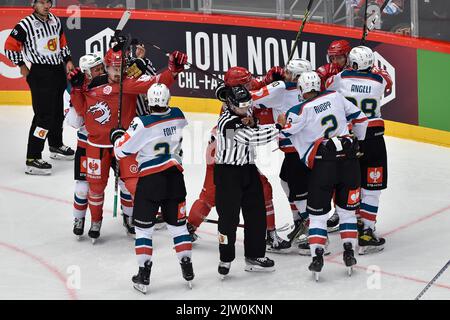 Trinec, République tchèque. 02nd septembre 2022. Combat dans lequel l'arbitre, centre, a été blessé pendant la Ligue de hockey des champions, groupe H, match HC Ocelari Trinec contre Belfast Giants, sur 2 septembre 2022, à Trinec, République Tchèque. Crédit: Jaroslav Ozana/CTK photo/Alay Live News Banque D'Images