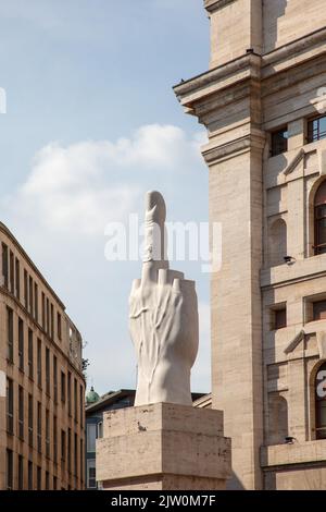 L.O.V.E. Sculpture de Maurizio Cattelan devant la bourse de Milan, Milan, Italie Banque D'Images