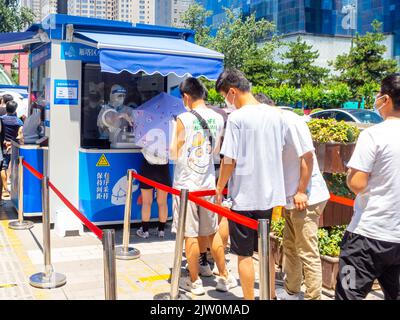 Les Chinois se préparent à un test Covid-19 dans le quartier du centre-ville. Banque D'Images