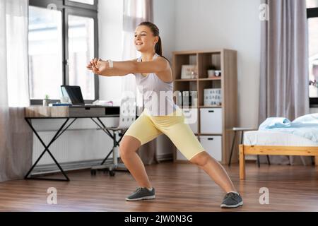 bonne adolescente s'entraîner à la maison Banque D'Images