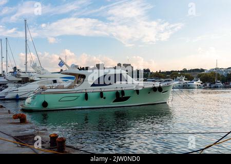 Rhodes, Grèce - 24 août 2022: Vue panoramique de magnifiques yachts se trouvent dans le port de Rhodes, Grèce. Photo de haute qualité Banque D'Images