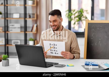professeur de mathématiques masculin ayant cours en ligne à la maison Banque D'Images