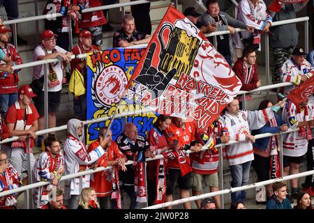 Trinec, République tchèque. 02nd septembre 2022. Les fans de HC Ocelari Trinec sont vus pendant la Ligue de hockey des champions, Groupe H, match HC Ocelari Trinec contre Belfast Giants, on 2 septembre 2022, à Trinec, République Tchèque. Crédit: Jaroslav Ozana/CTK photo/Alay Live News Banque D'Images