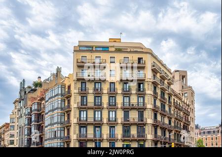 Façade de vieux bâtiments sur l'avenue Diagonal. Le mur si plein de fenêtres avec balcons. La structure est vue dans un ciel couvert. Banque D'Images