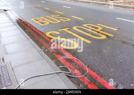 Les travailleurs nettoient une inondation éclair près d'Euston après de fortes pluies d'ambre à Londres hier après-midi. Un système de vidange est utilisé pour pomper l'eau sur le Banque D'Images