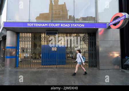 La grève des tubes a lieu aujourd'hui à Londres. La gare de Tottenham court Road est fermée ce matin par des volets. Photo prise le 19th août 2022. © Banque D'Images