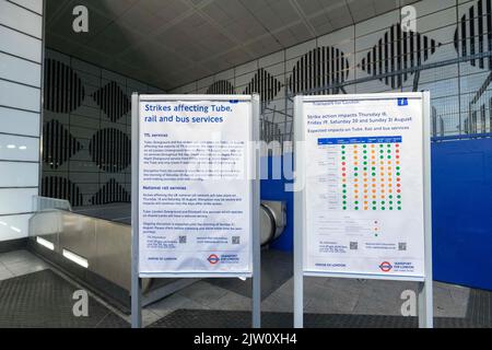 La grève des tubes a lieu aujourd'hui à Londres. La gare de Tottenham court Road est fermée ce matin par des volets. Photo prise le 19th août 2022. © Banque D'Images