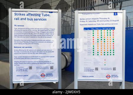 La grève des tubes a lieu aujourd'hui à Londres. La gare de Tottenham court Road est fermée ce matin par des volets. Photo prise le 19th août 2022. © Banque D'Images