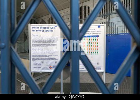 La grève des tubes a lieu aujourd'hui à Londres. La gare de Tottenham court Road est fermée ce matin par des volets. Photo prise le 19th août 2022. © Banque D'Images