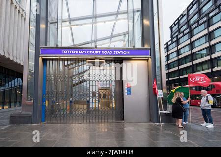 La grève des tubes a lieu aujourd'hui à Londres. La gare de Tottenham court Road est fermée ce matin par des volets. Photo prise le 19th août 2022. © Banque D'Images