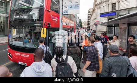 La grève des tubes a lieu aujourd'hui à Londres. La gare de Victoria est fermée ce matin par des volets. Les navetteurs optent pour d'autres moyens de voyage Banque D'Images