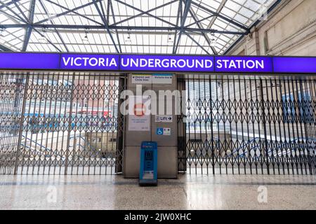 La grève des tubes a lieu aujourd'hui à Londres. La gare de Victoria est fermée ce matin par des volets. Les navetteurs optent pour d'autres moyens de voyage Banque D'Images