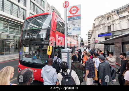 La grève des tubes a lieu aujourd'hui à Londres. La gare de Victoria est fermée ce matin par des volets. Les navetteurs optent pour d'autres moyens de voyage Banque D'Images