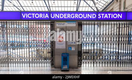 La grève des tubes a lieu aujourd'hui à Londres. La gare de Victoria est fermée ce matin par des volets. Les navetteurs optent pour d'autres moyens de voyage Banque D'Images