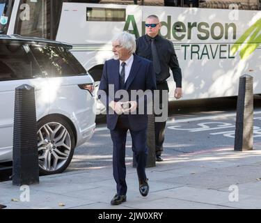 Bernie Ecclestone comparaît ce matin devant le tribunal des magistrats de Westminster à la suite d'une prétendue omission de déclarer au G 400 millions de GBP d'actifs d'outre-mer Banque D'Images