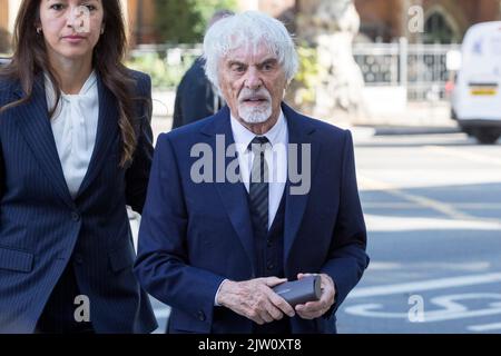 Bernie Ecclestone comparaît ce matin devant le tribunal des magistrats de Westminster à la suite d'une prétendue omission de déclarer au G 400 millions de GBP d'actifs d'outre-mer Banque D'Images