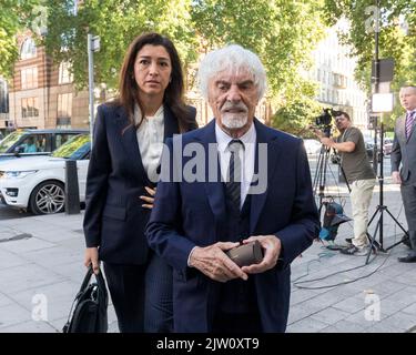 Bernie Ecclestone comparaît ce matin devant le tribunal des magistrats de Westminster à la suite d'une prétendue omission de déclarer au G 400 millions de GBP d'actifs d'outre-mer Banque D'Images