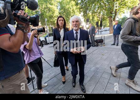 Bernie Ecclestone comparaît ce matin devant le tribunal des magistrats de Westminster à la suite d'une prétendue omission de déclarer au G 400 millions de GBP d'actifs d'outre-mer Banque D'Images