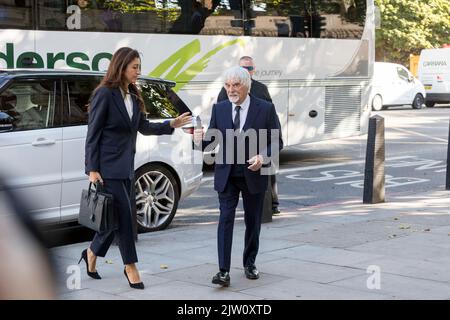 Bernie Ecclestone comparaît ce matin devant le tribunal des magistrats de Westminster à la suite d'une prétendue omission de déclarer au G 400 millions de GBP d'actifs d'outre-mer Banque D'Images