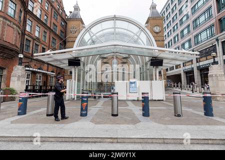 Un homme a été poignardé à Bishopgate près de la gare de Liverpool Street tôt ce matin. Des cordons de police ont été mis en place sur les lieux du crime. IMAG Banque D'Images