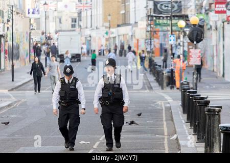 Notting Oil Carnival revient à Londres en 2022 la première fois après une pandémie mondiale. Photo : la police patrouille dans la région de Notting Hill au début de cette morn Banque D'Images