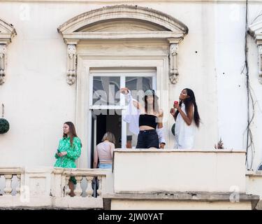 Notting Oil Carnival revient à Londres en 2022 la première fois après une pandémie mondiale. Photo : les fêtards se réjouissant sur un balcon. Image prise sur 28 Banque D'Images