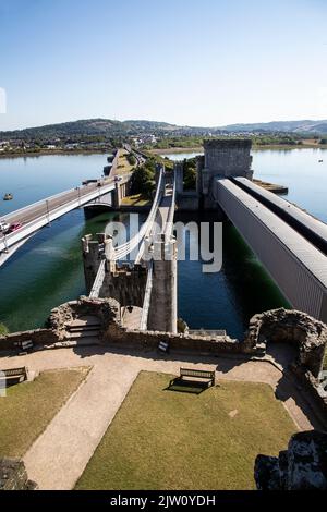 Les trois ponts Conwy, la suspension, le rail et le nouveau pont routier de Conwy, dans le nord du pays de Galles, vu d'une tourelle dans le château Conwy pendant l'été Banque D'Images