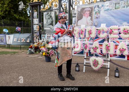 Des banderoles et des fleurs ont été placées à l’extérieur du Palais de Kensington pour commémorer le 25th anniversaire de l’accident de voiture de la princesse Diana. Photo : Super RO Banque D'Images