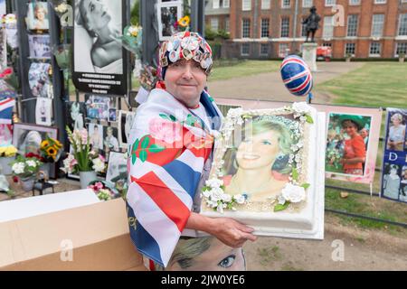 Des banderoles et des fleurs ont été placées à l’extérieur du Palais de Kensington pour commémorer le 25th anniversaire de l’accident de voiture de la princesse Diana. Photo : Super RO Banque D'Images