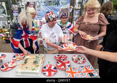 Des banderoles et des fleurs ont été placées à l’extérieur du Palais de Kensington pour commémorer le 25th anniversaire de l’accident de voiture de la princesse Diana. Photo : John Cut Banque D'Images