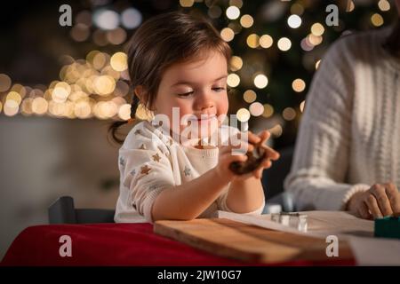 mère et fille faisant du pain d'épice à la maison Banque D'Images