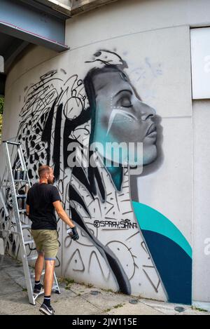 Southend City Jam. Les artistes de rue affichent leurs compétences dans 60 endroits autour du centre-ville. Artiste créant une grande figure féminine Banque D'Images