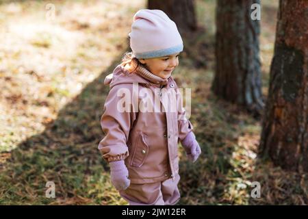 bonne petite fille de bébé marchant dans le parc d'automne Banque D'Images